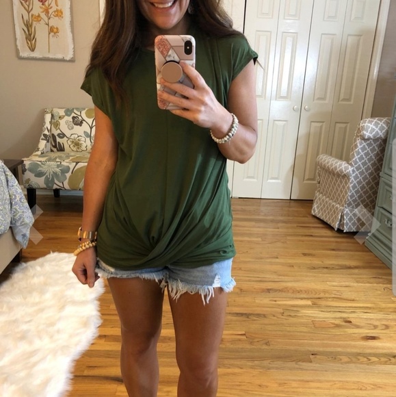 🆕️ ~ Short Cap Sleeve Front Twist Top - Picture 1 of 8